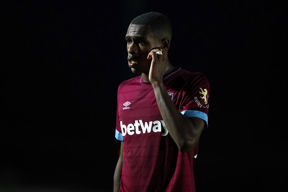 MU Mengintai, West Ham Siapkan Kontrak Baru untuk Issa Diop