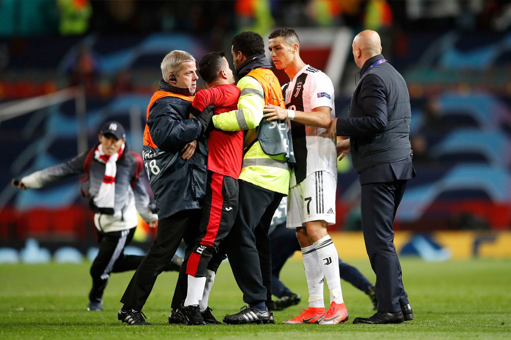 Kisah Ronaldo, Pitch Invader dan Selfie 'Unik' di Old Trafford