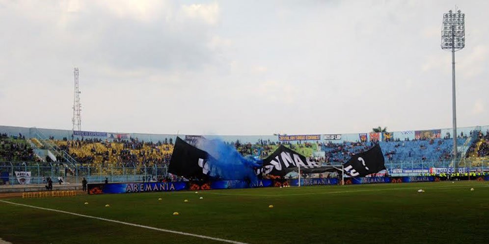 Prosesi lamaran Aremania saat laga antara Arema dan Persebaya (c) Dendy Gandakusumah