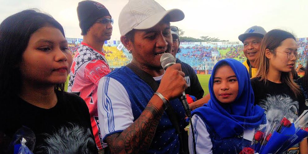Prosesi lamaran Aremania saat laga antara Arema melawan Persebaya (c) Dendy Gandakusumah