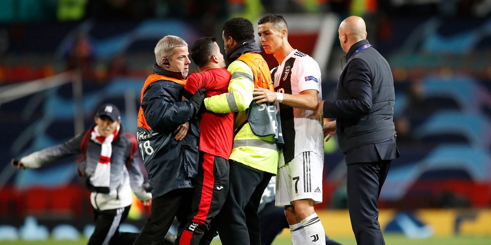Kisah Ronaldo, Pitch Invader dan Selfie 'Unik' di Old Trafford