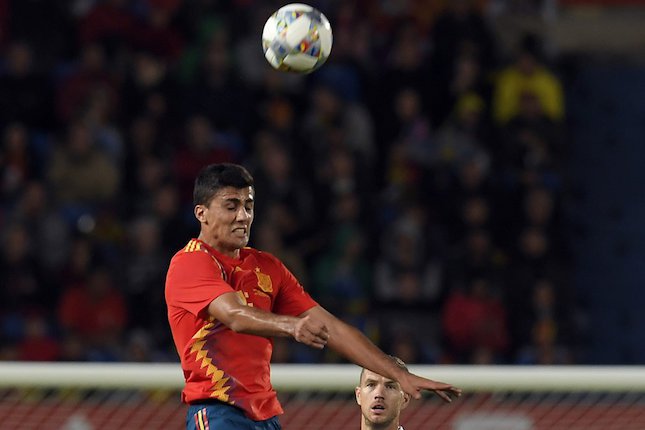 Mario Hermoso melakukan duel udara ketika bermain untuk Timnas Spanyol (c) AFP