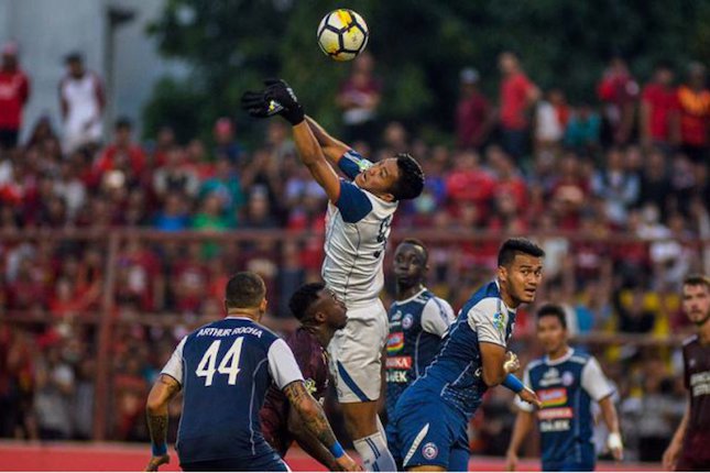Utam Rusdiana saat bermain di laga PSM Makassar vs Arema FC. (c) Liga Indonesia Baru/Liga Indonesia ID