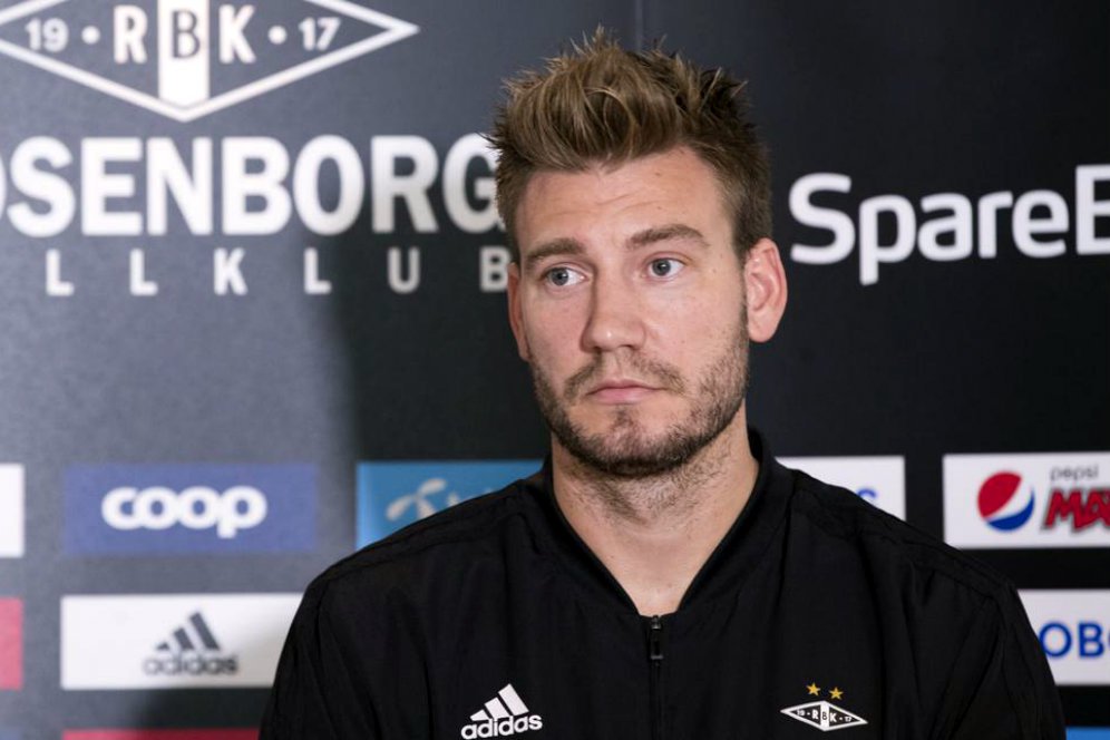 Pengakuan Bendtner: Bintang Juventus Termasuk Buffon dan Pirlo Sering Merokok di Toilet!