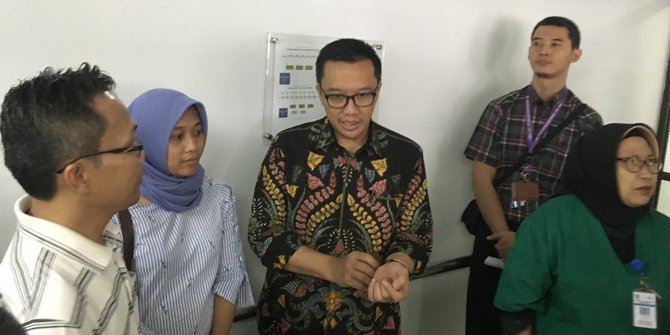 Beri Semangat, Menpora Sempatkan Waktu Jenguk Ahmad Fariz