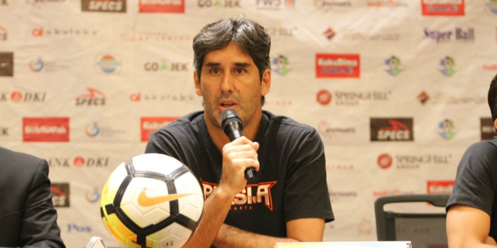 Stefano Cugurra Teco Raih Penghargaan Pelatih Terbaik Liga 1 2018
