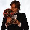 Akhiri Dominasi Ronaldo dan Messi, Luka Modric Resmi Raih Trofi Ballon d'Or 2018