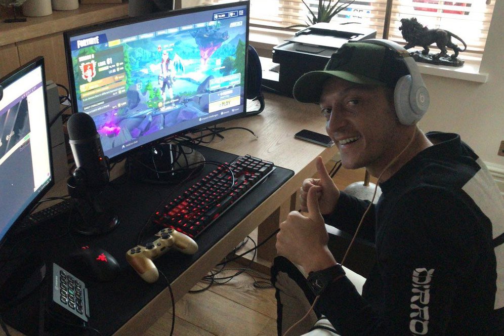 Cedera Punggung Ozil Kabarnya Akibat Kecanduan Fortnite Cedera Punggung Ozil Kabarnya Akibat Kecanduan Fortnite