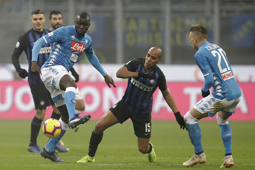 Kelas! Dukung Koulibaly, Suporter Napoli Siap 'Jadi Koulibaly'