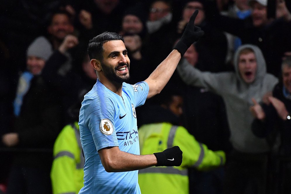 Bermain Ponsel di Bangku Cadangan Manchester City, Aksi Riyad Mahrez Curi Perhatian