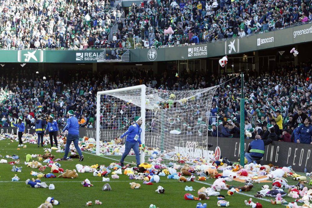 Patut Dicontoh! Fans Real Betis Lempar Ribuan Boneka ke Lapangan