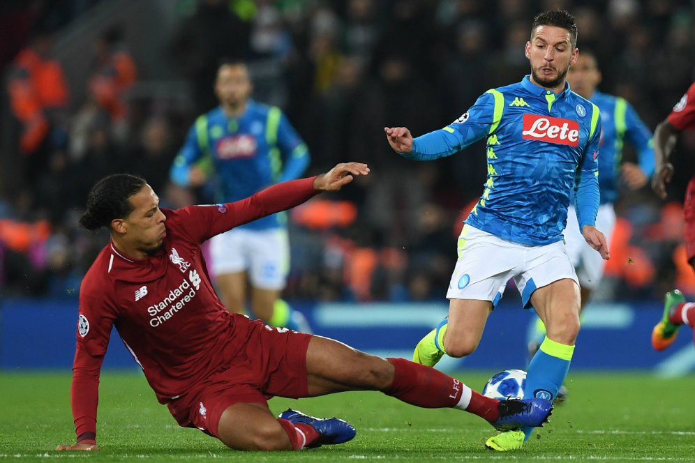 Hajar Engkel Mertens, Van Dijk: Itu Bukan Tekel yang Buruk Hajar Engkel Mertens, Van Dijk: Itu Bukan Tekel yang Buruk