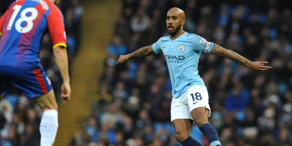 Hasil gambar untuk Manchester City menghadapi crystal palace fabian Delph