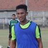 Adam Maulana Lelang Jersey Kenangan Bersama Persebaya