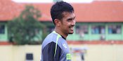 Kesedihan Kiper Persebaya Saat Mengantar Djanur ke Bandara Kesedihan Kiper Persebaya Saat Mengantar Djanur ke Bandara