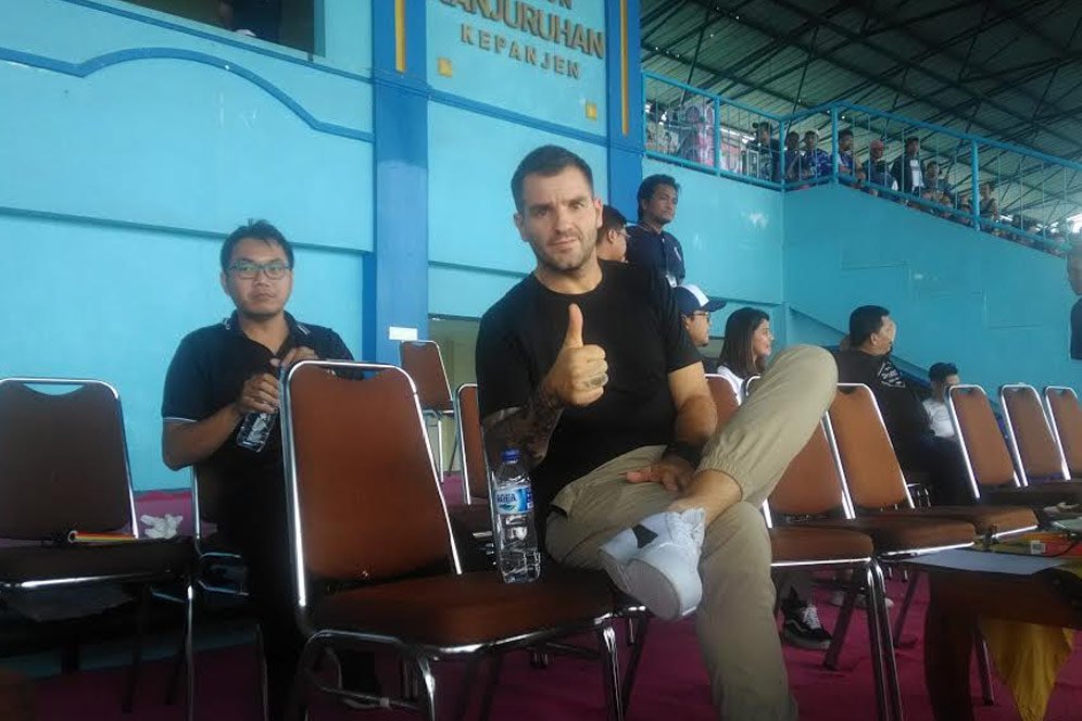 Simon McMenemy Saksikan Langsung Laga Arema vs Persita