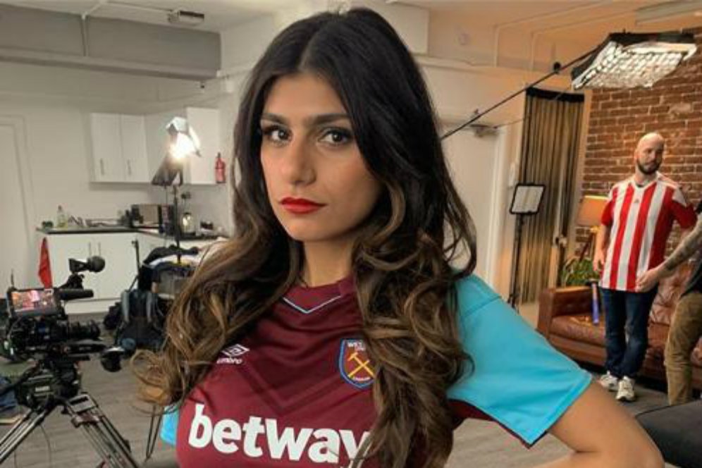 Potret Aduhai Mia Khalifa, Eks Bintang Film Dewasa yang Jadi Suporter West Ham