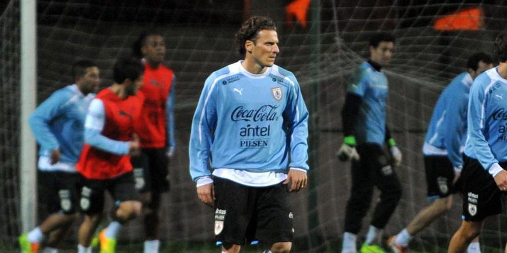 Eks MU dan Atletico Diego Forlan Putuskan untuk Gantung Sepatu