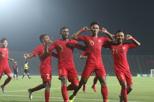 Penggawa timnas Indonesia U-22 merayakan gol yang dicetak oleh Osvaldo Haay ke gawang Thailand U-22. (c) Bola.com/Zulfirdaus Harahap