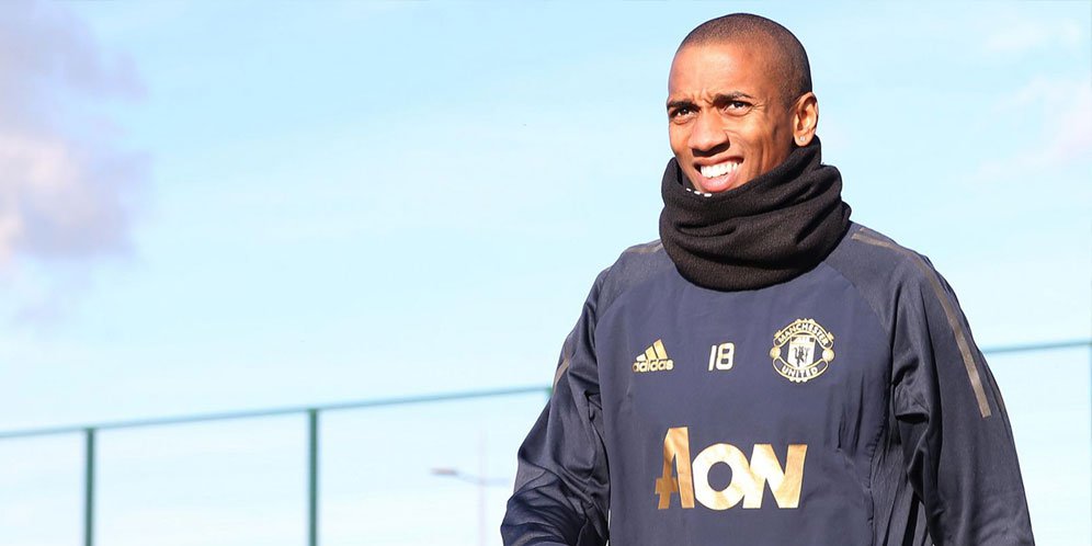 Mu Resmi Perpanjang Kontrak Ashley Young E8f144