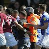 Gelandang Aston Villa Jadi Korban Pemukulan Suporter Birmingham Gelandang Aston Villa Jadi Korban Pemukulan Suporter Birmingham