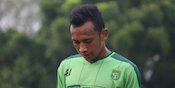 Aji Santoso Pastikan Irfan Jaya Tetap Bertahan di Persebaya