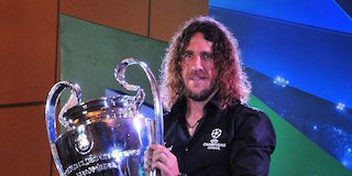 Carles Puyol berpose dengan Trofi Liga Champions di Surabaya dalam rangkaian acara UEFA Champions League Presented by Heineken pada hari Rabu (13/3). (c) Heineken