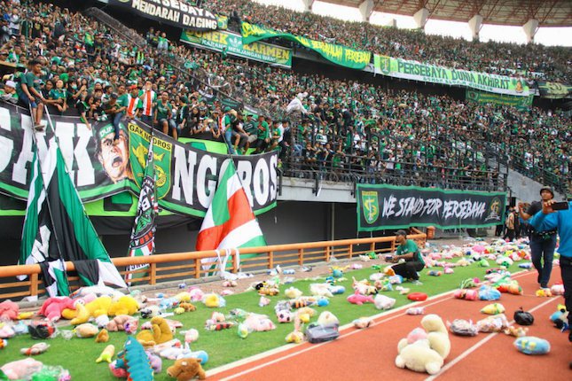 Hujan boneka dari Bonek Mania. (c) Bonek Mania for Bola.net