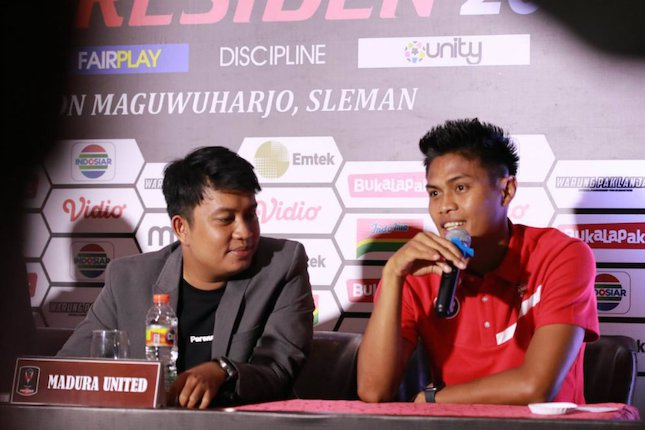 Fachrudin W Ariyanto (kanan). (c) Madura United Official