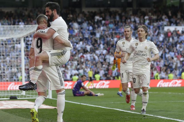 Skuat Madrid merayakan gol Isco ke gawang Celta Vigo. (c) AP