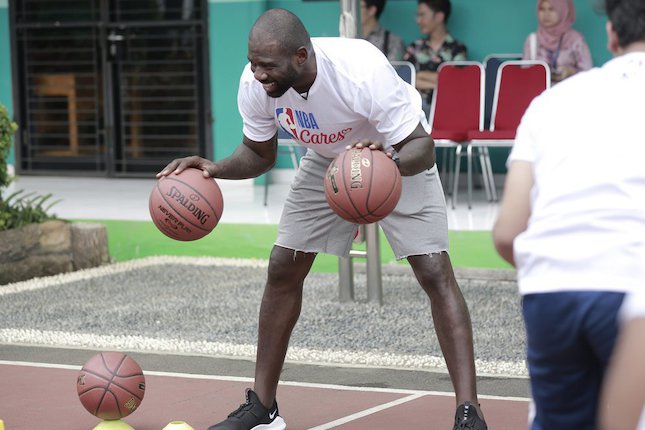 Jason Richardson saat melatih siswa SMAN 37 dan 82 Jakarta. (c) Jr NBA Indonesia