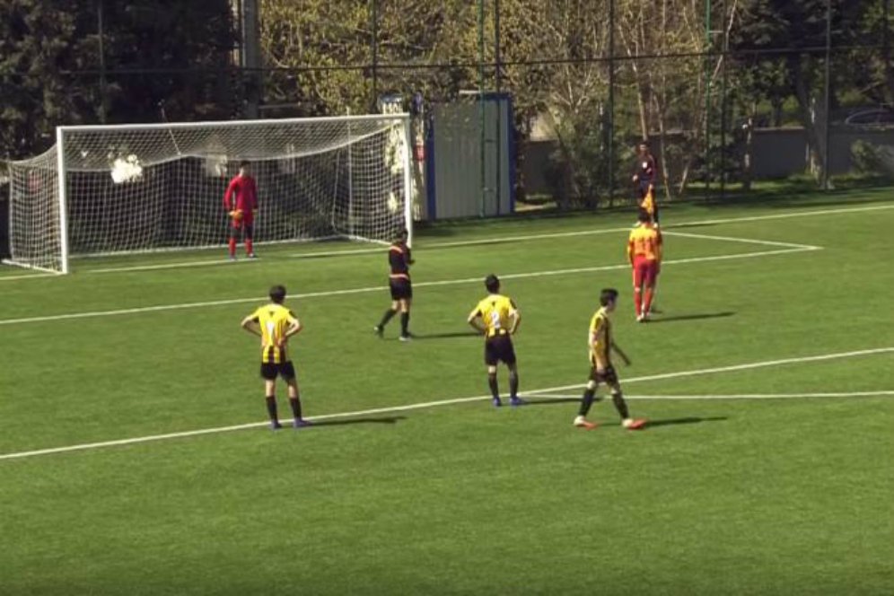 Sportif! Merasa Tak Layak Dapat Penalti, Kapten Galatasaray U-14 Ini Gagalkan Eksekusinya Sendiri