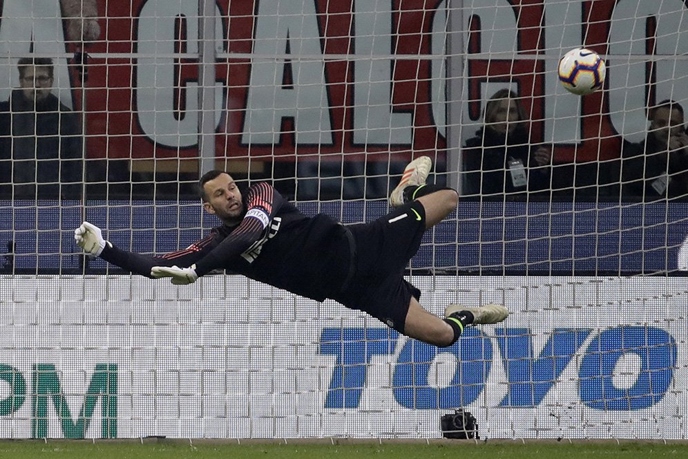 AC Milan vs Inter Milan, Donnarumma Puji Handanovic