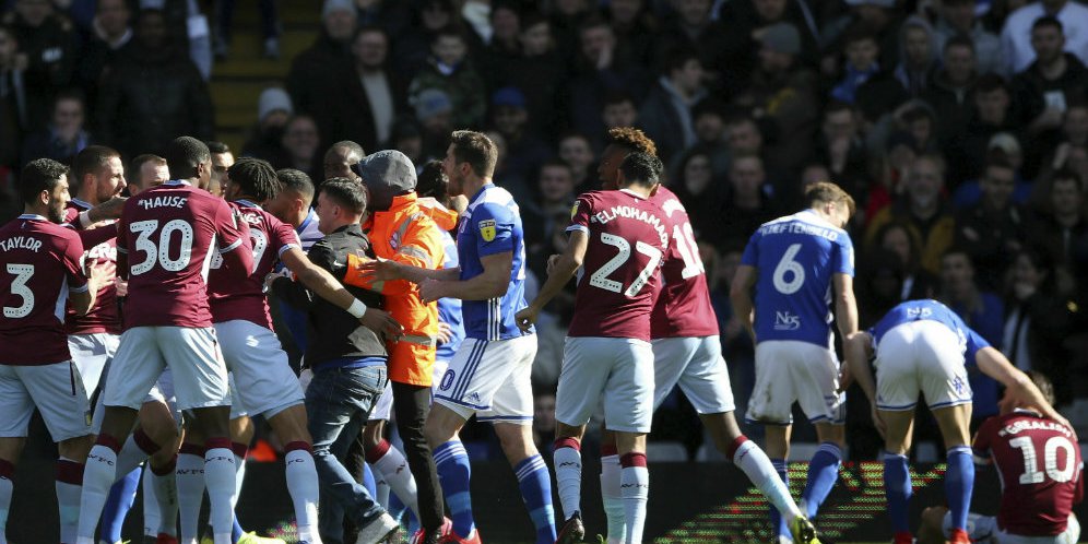 Gelandang Aston Villa Jadi Korban Pemukulan Suporter Birmingham