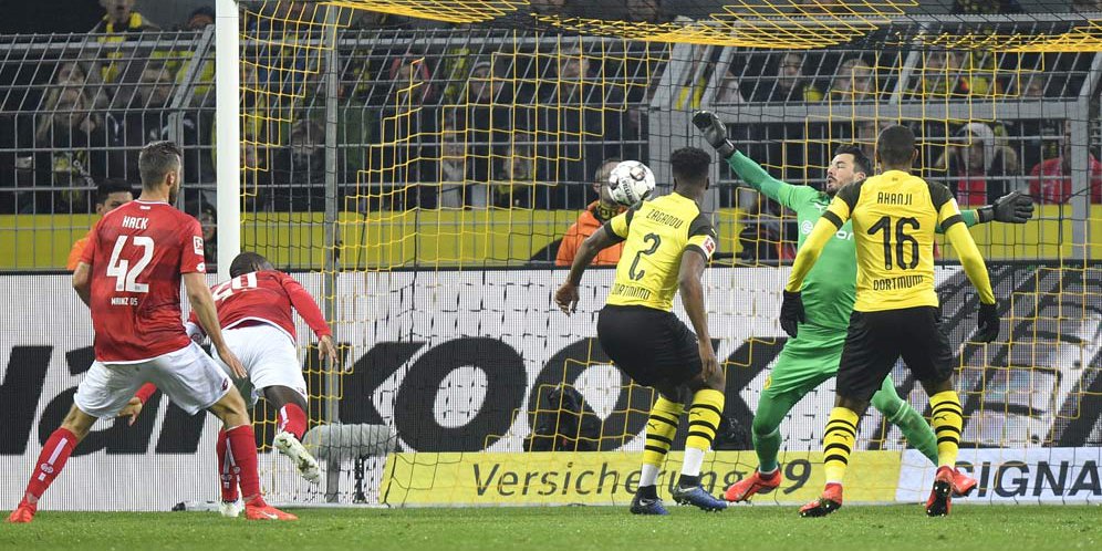 Bundesliga Moment: Triple Saves Roman Burki