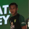 Penggawa Persebaya Grogi Jadi Model Catwalk Dadakan