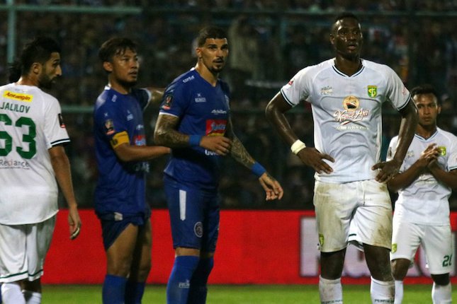 Amido Balde tak bisa berbuat banyak di kandang Arema FC (c) Bola.com/Aditya Wany