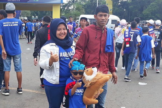 Si kembar Kenza dan Kenzi yang menonton secara langsung pertandingan Arema FC melawan Persebaya Surabaya di Stadion Kanjuruhan (c) Asad Arifin