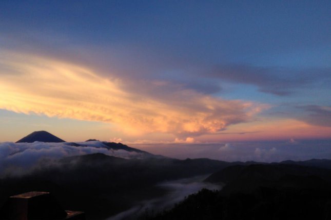 Menikmati Matahari Terbit di Sunrise View Point