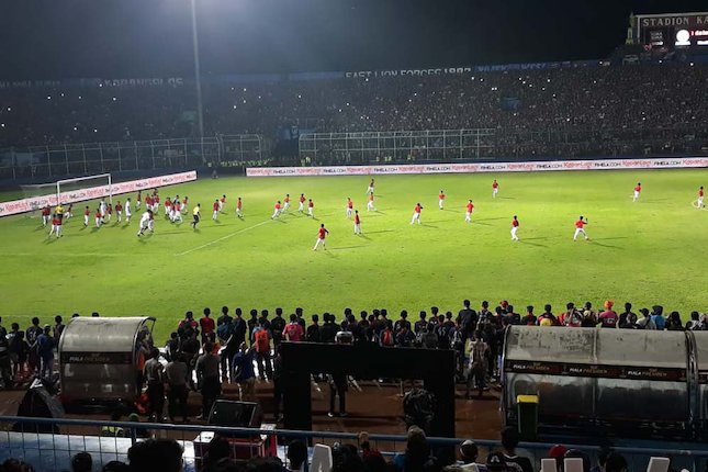 Laga legenda Persebaya dan Arema vs 50 anak akademi Arema FC di Stadion Kanjuruhan, Kabupaten Malang, Jumat (12/04). (c) Asad Arifin