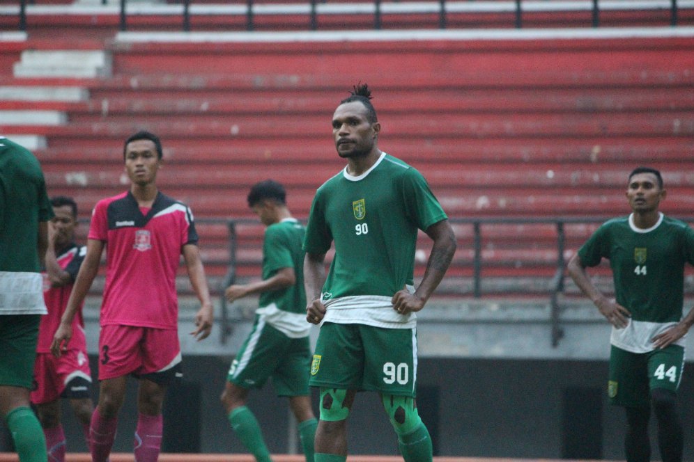 Nelson Alom Kembali Merumput Bersama Persebaya