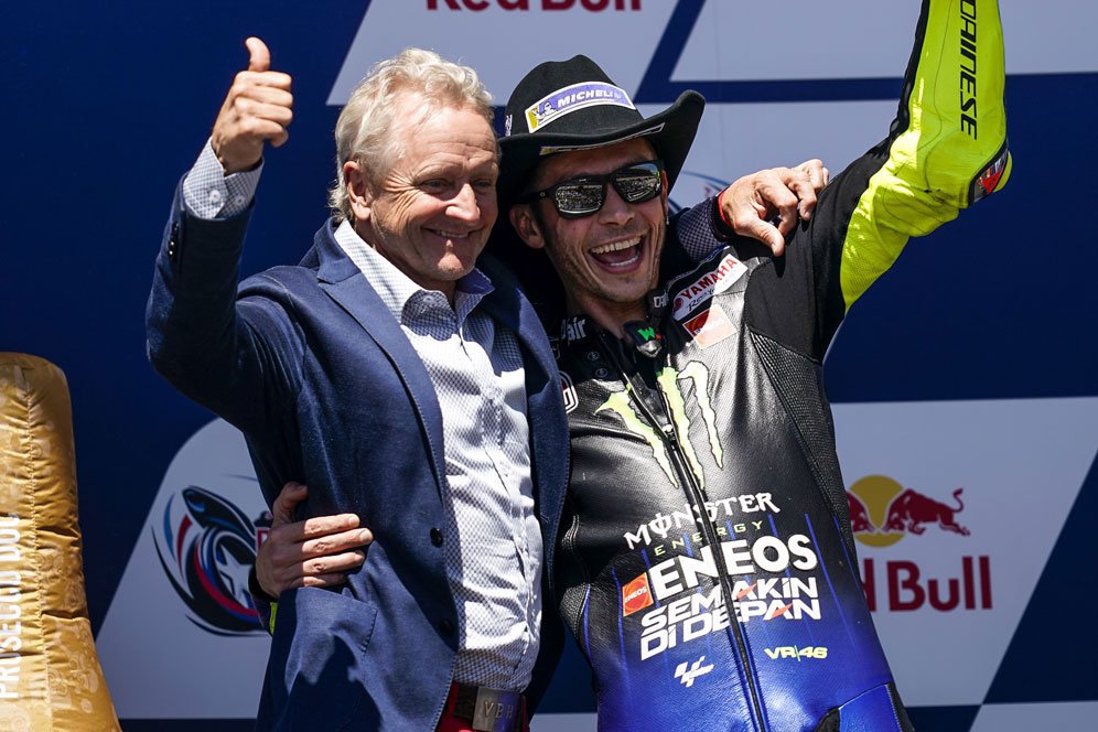 Cemas, Kevin Schwantz Tak Suka Lihat Valentino Rossi Balapan di Belakang