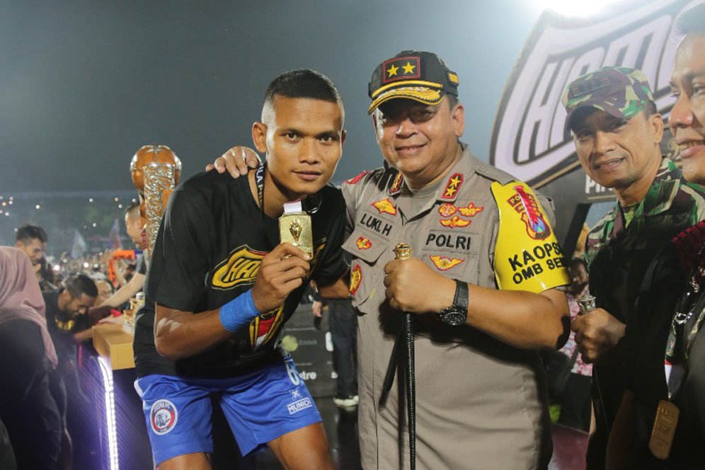 Usai Antarkan Arema Juara, Prajurit Brimob ini Jalankan Tugas Negara