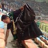 Aksi Bonek Punguti Sampah Usai Laga Persebaya Kontra Persela