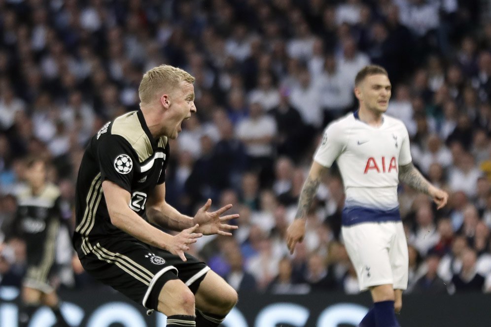 Unik! Van de Beek Diminta Bersepeda dari Ajax ke Real Madrid