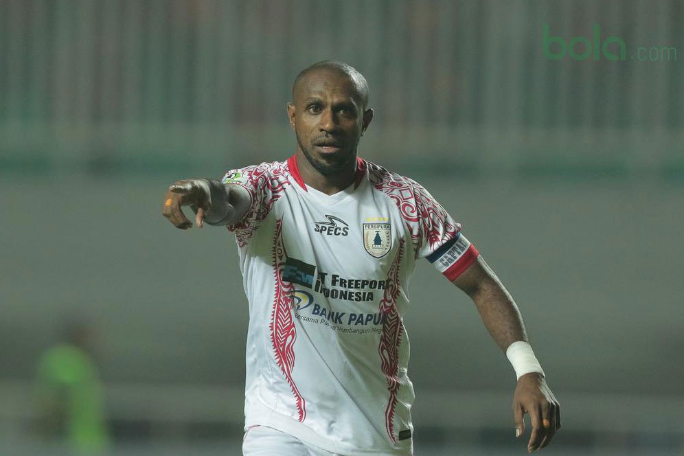 Persipura Beber Alasan Pencoretan Boaz Solossa dan Tinus Pae