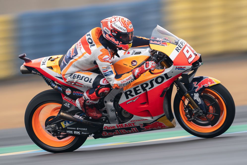 Marc Marquez Bikin Lukisan Pakai Motor, Hasilnya Dilelang