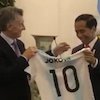 Presiden Jokowi Diberi Jersey Timnas Argentina Dengan Nomor Lionel Messi