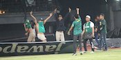 Suporter Invasi Lapangan, Persebaya Terancam Sanksi Berat