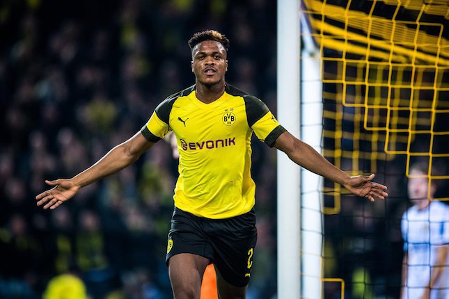 Dan-Axel Zagadou menjadi andalan di pertahanan Borussia Dortmund. (c) Lukas Schulze/Bundesliga/DFL via Getty Images